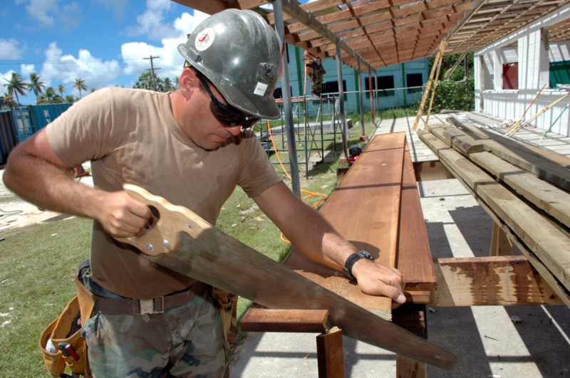 charpentier-MEOUNES LES MONTRIEUX-min_worker_construction_building_carpenter_male_job_build_helmet-893290